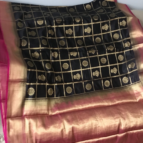 Handloom Silk Saree in Black and Magenta - Picture 4 of 5